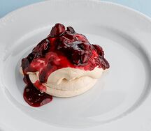 Нежное безе с вишней и вареной сгущенкой