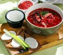 Борщ с гренками и крем-салом