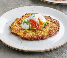 Картофельный драник с икрой и сметаной