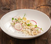 Салат с копчёной индейкой, дайконом и жареным луком