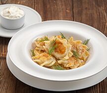 Вареники с картофелем, жареным луком и салом