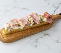 Фокачча с ветчиной, моцареллой и кремом из домашнего сыра