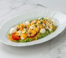 Салат с крабом, гуакамоле, моцареллой и томатами