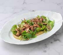 Салат с жареной говядиной и муссом из баклажанов