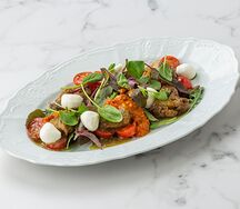 Салат с печёными баклажанами, моцареллой и хариссой