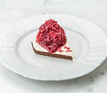 Шоколадный тарт с малиной и ванильным муссом