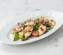 Салат с мини-кальмарами, рукколой и авокадо