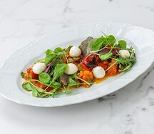 Салат с печёным перцем рамиро и моцареллой