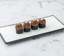 Ролл с тартаром из говядины