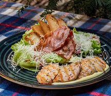 Цезарь кубанский с курицей и беконом