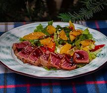 Салат с тунцом и сегментом апельсина
