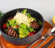 Салат с рукколой и вырезкой