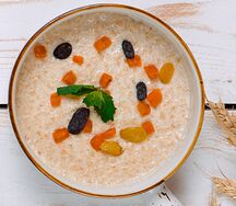Каша овсяная с сухофруктами