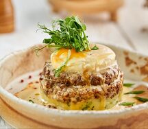 Бифштекс с яйцом пашот 