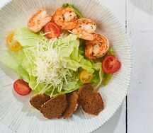 Салат Цезарь с креветками