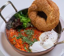 Шакшука с яйцами пашот и симит