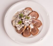Говяжий язык в сливочно-грибном соусе