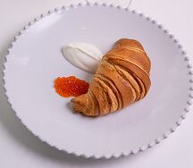 Круассан с красной икрой и сметаной
