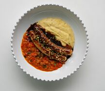 Колбаски с горчичным пюре и шакшука