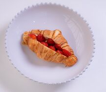 Круассан с заварным кремом и клубникой