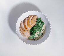 Куриная грудка со шпинатом в сливочном соусе