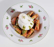 Салат с нежным сыром буррата и помидорами
