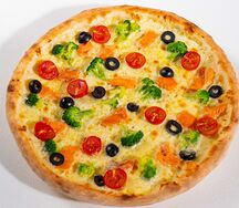 Пицца с форелью и брокколи