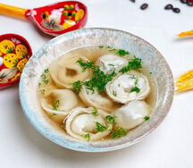 Пельмени в курином бульоне