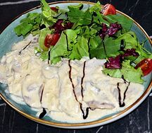 Язык в сливочном соусе с грибами