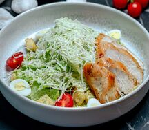 Салат Цезарь с курицей