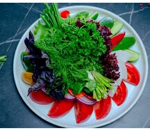 Ассорти из свежих овощей и зелени