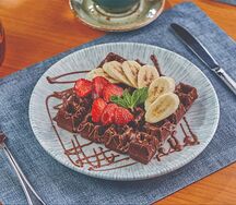 Бельгийские шоколадные вафли с клубникой и бананом