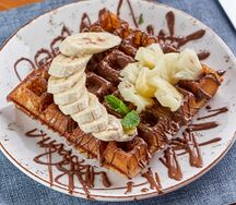 Бельгийский вафли с ананасом и бананами