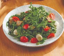 Салат с курицей и соусом песто
