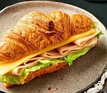 Круассан с тунцом