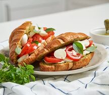 Круассан с песто и сыром