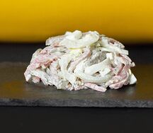 Салат с говядиной, луком и колбасой