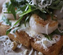 Картофельная вафля с креветкой и рукколой