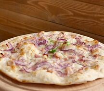 Фламекеш с беконом и красным луком