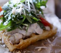 Картофельная вафля с курицей и грибами