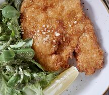 Шницель куриный с салатом