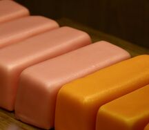 Глазированный сырок в клубничном шоколаде