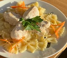 Котлетки куриные с макаронами-бантиками