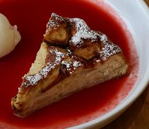 Шарлотка с киселем и мороженым