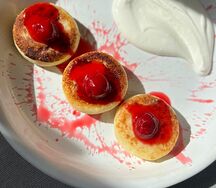 Сырники со сметаной и ягодным соусом