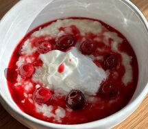 Рисовая каша с вишневым компоте и греческим йогуртом