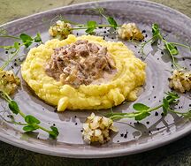 Бефстроганов с грибами и картофельным пюре
