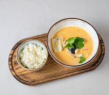 Том ям с кокосовым молоком и морепродуктами