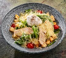 Цезарь с куриной грудкой и яйцом пашот