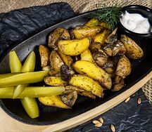 Молодой картофель с грибами